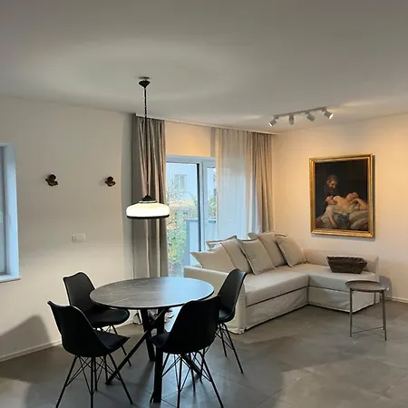 Lily Apartman *